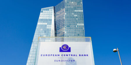 ΕΚΤ: Επτά στις δέκα ελληνικές επιχειρήσεις χρησιμοποιούν τεχνητή νοημοσύνη