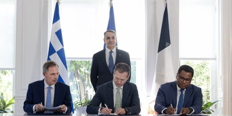Υπεγράφη η συμφωνία για την ηλεκτρική διασύνδεση της Ελλάδας με την Κύπρο