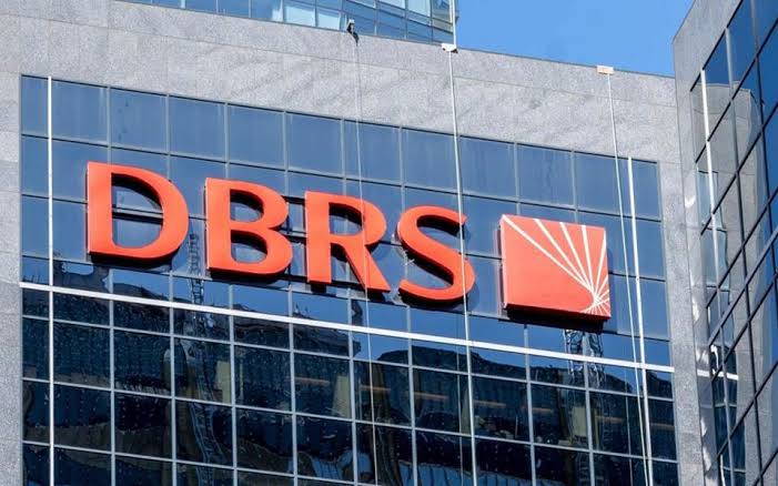 DBRS: Το ελληνικό χρέος και η δαπάνη για τόκους θα μειώνονται τα επόμενα χρόνια παρά το αυξημένο διεθνώς κόστος δανεισμού