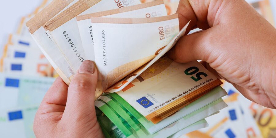 ΕΛΣΤΑΤ: Αύξηση 3,7% στο διαθέσιμο εισόδημα των νοικοκυριών το 2025, στα 165,4 δισ. ευρώ